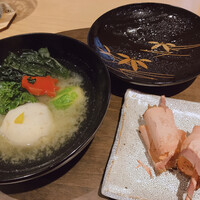 乙味 あさ井 - 削りたて鹿児島本枯節と荒節　一番出汁
                    味噌仕立て椀
                    真だら白子　真丈　三種のキャベツ　京人参