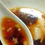 づゅる麺 池田 - スープに白い背脂ミンチと岩ノリは美味しい