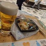 ビールスタンド重富 - 友人の買った惣菜