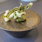 プレゼンテ スギ - ニワトコのフリットと赤イカ青トマトふきのとう