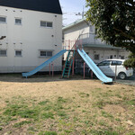 自家製麺 まさき - 【2021.3.9】店舗裏にある哀愁漂う滑り台。