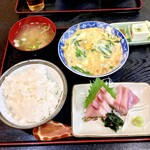 十八番 - 天然ぶり刺しとニラ卵とじ定食。¥800。