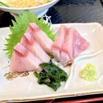 十八番 - 天然ぶり刺しとニラ卵とじ定食。¥800。