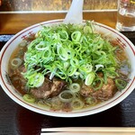 ラーメン小道 - ソーキらーめんにねぎトッピング。