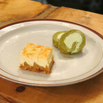ザ バーガー ショップ - さらにおかわり。チーズケーキ3個と抹茶ロールケーキ2個。チーズケーキ暴走！