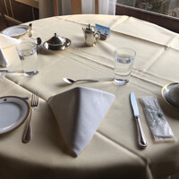 日光金谷ホテル - 窓際のテーブル席へ