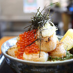 海鮮丼専門店 木津 魚市食堂 - 炙りほたてバター丼(税込2,500円)