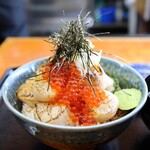 海鮮丼専門店 木津 魚市食堂 - 炙りほたてバター丼(税込2,500円)