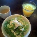 ビストロ - コンソメスープと野菜サラダに冷たいジュース