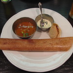 アーンドラ・ダイニング - （'12/09 ）南インド一周コース（3980円）の①マサラ・ドーサ　中のジャガイモスパイス炒めは絶品！贅沢にスパイスを使っているのがわかります。付け合わせのココナッツペーストがこれまた美味いです。