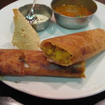 アーンドラ・ダイニング - （'12/09 ）コースの①マサラドーサの断面です。ココナッツのチャトニーもサンバルも美味いよ♪トンガリハットはパパドです。