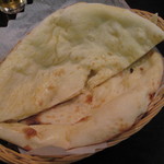 アーンドラ・ダイニング - （'12/09 ）コースの⑦-1　ナン　パンみたいなナン。