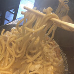 波風タテヲ - 極太ゴワゴワ麺。湯気で曇ります。
            注意しないと汁はねするやつです。