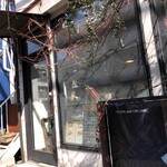 Plus Veganique JIYUGAOKA - お店の入口前