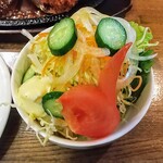 やじろべい - サラダ！きゅうりが目でトマトが口で顔に見えます！マヨネーズがけで普通に美味い。
