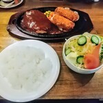 Yajirobei - ハンバーグにカニクリームコロッケ乗せちゃいました！ってハンバーグの上に乗ってるわけじゃないのね。。