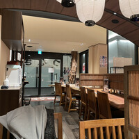 炭焼 うな富士 有楽町店 - 内観
                  入口付近はテーブル席のみのホールになっているので混雑状況が外から伺えます。