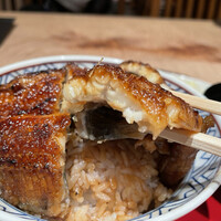 炭焼 うな富士 有楽町店 - 肉厚な青うなぎとあって身が厚くて関西風でもふっくら。
