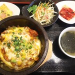 東大門タッカンマリ - チーズタッカルビランチ 木曜日は850円 付け合わせもあり嬉しい。味は濃いめで少し辛いです。熱々です。