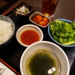 Yamagata Kurogewagyu Uyonezawagyuuyakiniku Kotora - 小鉢、カクテキ、サラダ、海苔のスープ、ご飯