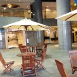 カフェビーパスト - カフェの入り口前のエントランス