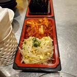 ナムルとキムチと韓国海苔だー
          お箸休めね