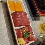 焼肉ヒロミヤ - レバーめちゃめちゃ綺麗な新鮮です。
      胡麻油がいいね
