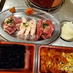 焼肉ヒロミヤ - 特選塩！
      大根挟んで食べてもさっぱりするようです。