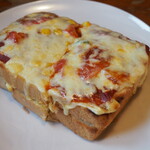 コメダ珈琲店 - 料理写真:たっぷりたまごのピザトースト \720-