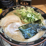 とんこつらぁ麺 松もと - 豚骨醤油Wスープラーメン　800円（税込）