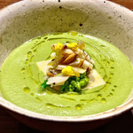 Ryoriya Stephan Pantel - 菜の花のスープ 〜色鮮やかな苦味あるスープが春の訪れを感じさせる。アサリの出汁とアーモンドのパンナコッタ風。白バイ貝とアーモンド、レモンピィールを合わせたもの。