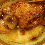 シロクマ食堂 - 豚肉の下には玉ネギがひかれています