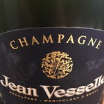 ホフ - １１月末までの予約でシャンパーニュボトル「ジャン・ヴェッセルエクストラ・ブリュット」を3,000円で購入できる特典あります。
