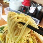 Gyouza No Oushou - 麺はいつもの中細麺。まぁあまり期待はしておりませんが、このスープにはソコソコ合います。