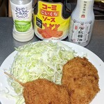 肉のマルマン - マイレビさんを真似てお皿に盛りつけてみた
            何をかけて食べるかも楽しみの一つ
            コーミソース美味いんだぜ～