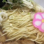 SHIN8 - 綺麗に盛り付けられている細麺