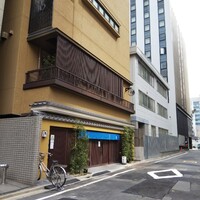 伊勢廣 京橋本店 - 外観。以前の店舗の向かい側へ移転してます。
                    お隣は これまた老舗の鶏割烹「都鳥」