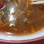 中華そば 福松 - 唐辛子パウダーでスープも赤くなってるぅ