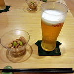 天ぷら処 こさか - 生ビール（ひと口飲みました） ＆ お通し（ツブ貝とダイズの煮浸し）（２０１２年９月）