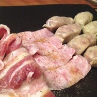 赤身焼肉 かるびあーの 新橋店 - 黄金豚盛合せ。カルビ•豚トロ•ソーセージ