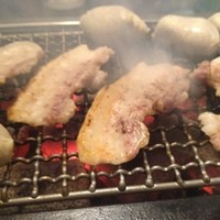 赤身焼肉 かるびあーの 新橋店 - 炭火でもくもくもく