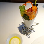 レフェルヴェソンス - 野菜クリスプのブーケと豆乳サワークリーム