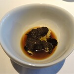 レフェルヴェソンス - 鴨とモリーユ茸のコンソメ　腿肉と紫蘇のラビオリ