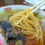 伊勢屋 - この麺、美味しそうでしょ。やや低加水のストレート細麺です。中華そば・支那そばっていう感じの美味しい麺です。美味しいスープがよく絡みます。右上にちょこっと見えるのが最初にセットされる小皿とレンゲです。