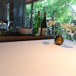 レフェルヴェソンス - お庭の見えるお席、これから一献が目の前で作ってくれます