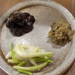 Tokkurinoki - お通し。下の山菜(ヒロコ)の食感が見事