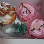 不二家 - 料理写真:窯焼きダブルシュークリーム_280円＆小田原産桜のモンブラン_440円→340円(税込)