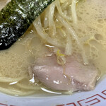 Yakiniku Chuu Kasoba No Mo - チャーシュー5枚。
                      適度な噛み応え！肉の旨味が滲み出る。