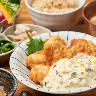 野菜たっぷり＆玄米おかわり自由のランチや、テイクアウトも人気