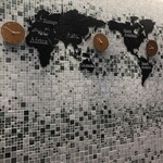 東京パニーノ アロマフレスカ - 壁には世界時計